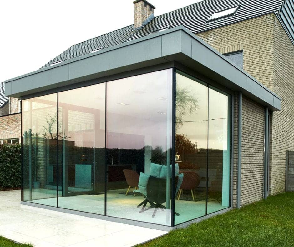 Moderne aluminium veranda met grote ramen 